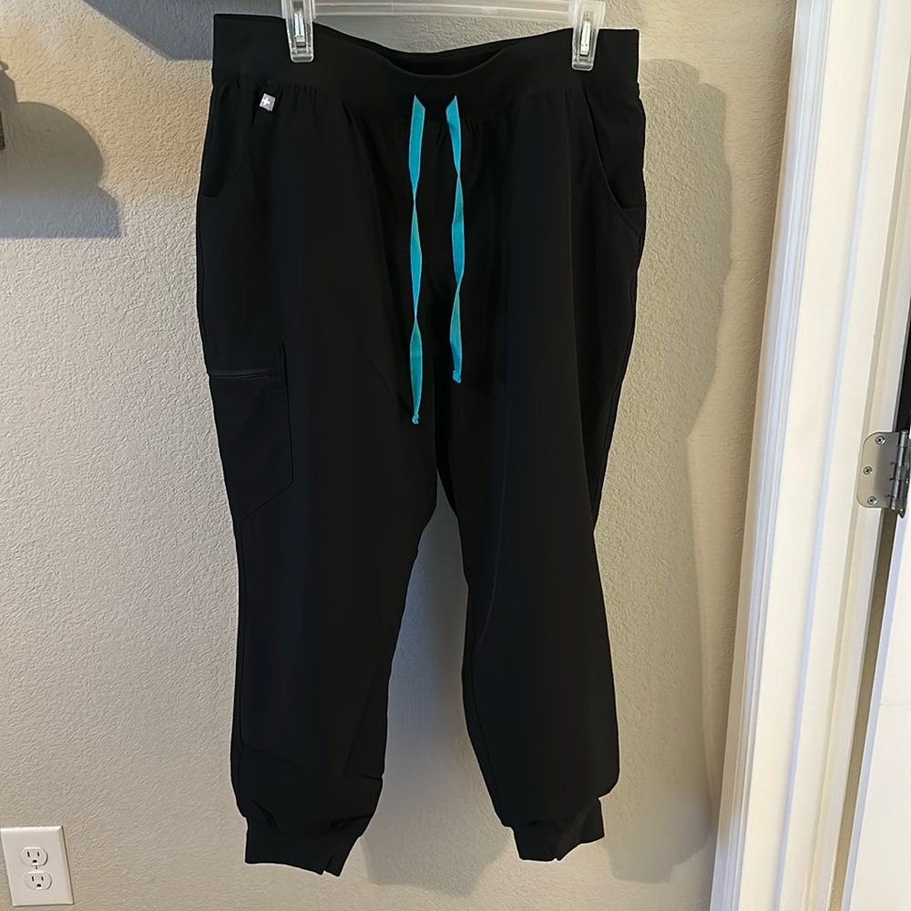 FIGS FREEX Black Jogger Scrub bottoms